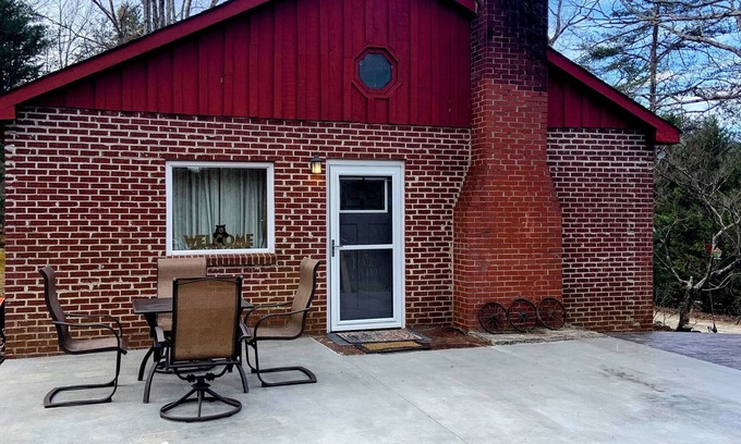 Travelers Rest Cabina | Mtn Cabin Getaway-Best Location! Patio w/firepit-amazing views! Relax & unwind!