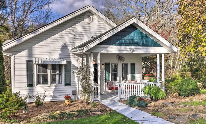 Newland Cabaña | Mtn Cottage w/ Fire Pit in Newland!