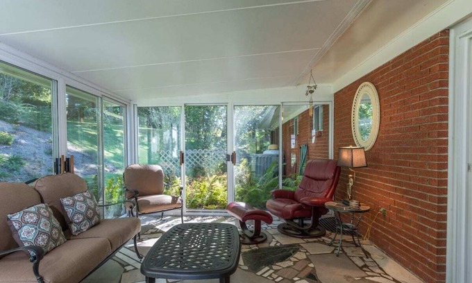 Burnsville Casa | Mtn Retreat~Mins to Downtown Burnsville, WiFi+Grill, EV Level 2 Charger, Private
