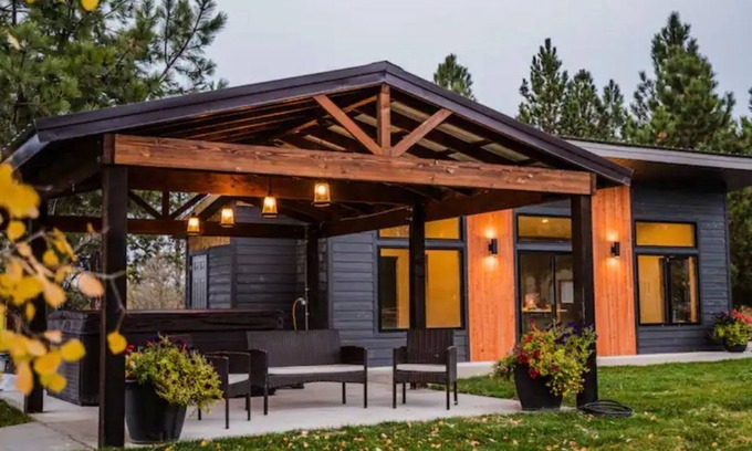 Kalispell Casa | Mtn view 1-bd cabin with hot tub