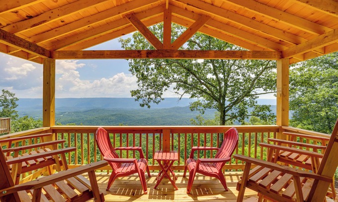 Flat Rock Casa | Mtn-View Gem: Flat Rock Retreat w/ Deck & Grill!