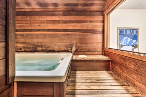 Silvercreek Apartamento | Mtn View Granby Condo with In-Unit Hot Tub!