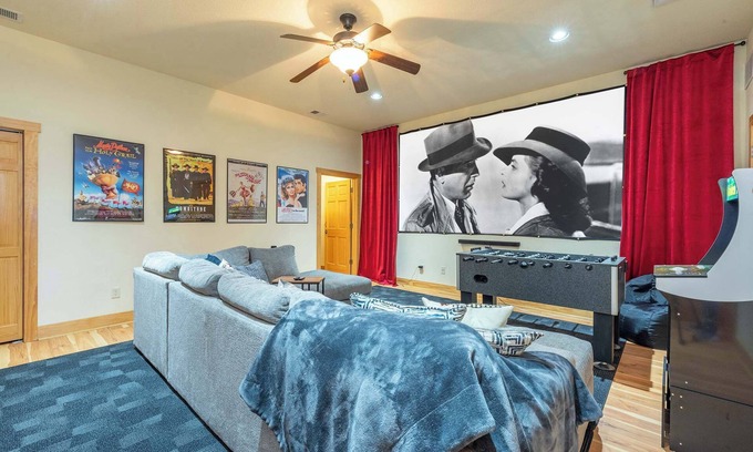 Wolf Laurel Casa | Mtn View I Hot Tub I Fire Pit I 5 Min to Hatley Pt