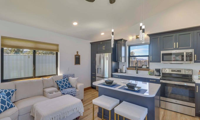 Kalispell Cabina | Mtn-View Tiny Home w/ Grill Near Skiing!