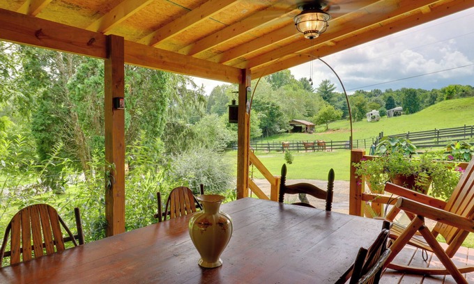 Warne Cabina | Mtn-View Warne Cabin: Hot Tub, Wine Cabinet!