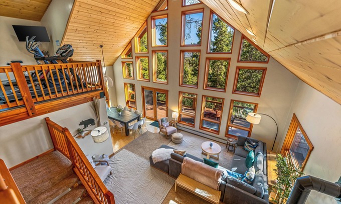 Grand View Highlands Cabina | Mtn Views! 4k SqFt! Gym! Hot tub! 4 King Ensuites+