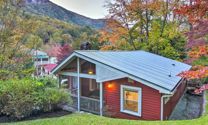 Chimney Rock Cabaña | Mtn Views + Fire Pit: Serene Chimney Rock Abode