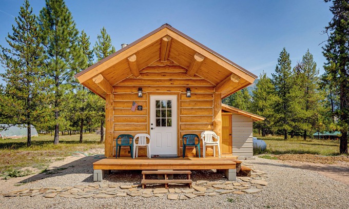 Trout Creek Apartamento | Mtn Views & Fireplace: Cozy Trout Creek Tiny Home