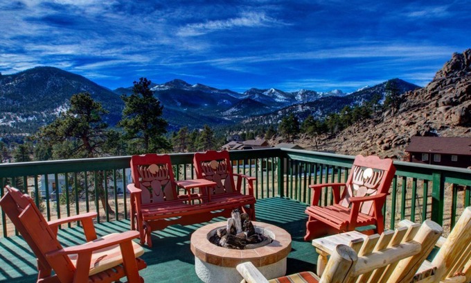 Estes Park Casa | Park Entrance Lodge-RMNP Views, Firepit, BB Court, Jacuzzi para 8 personas