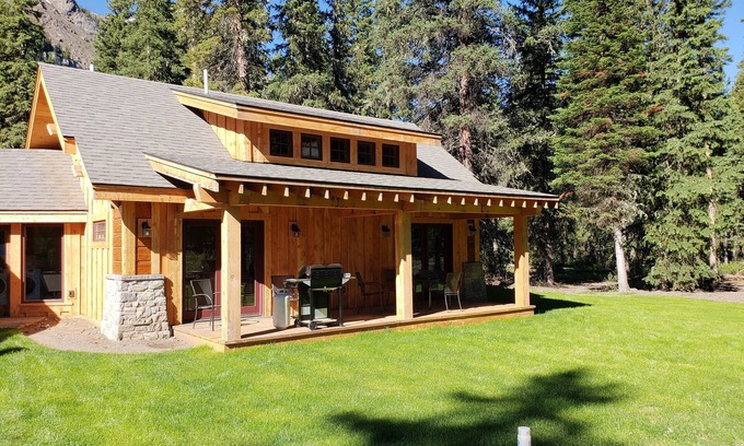 Cooke City-Silver Gate Cabina | Craftsman Cabin Next to Creek ... Minutos del parque de Yellowstone