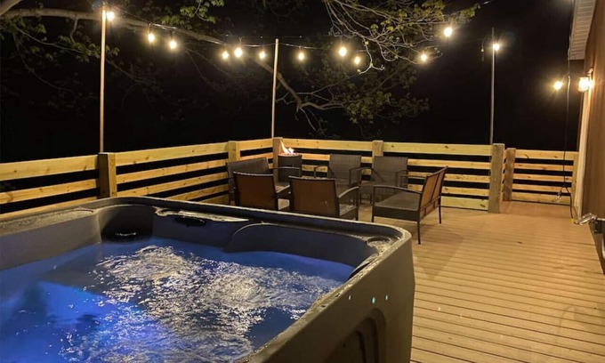 Canandaigua Casa | Mud Creek Lodge .1 mi to Bristol Mountain / Hot Tub / Creek