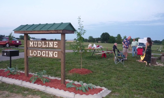 Murphysboro Cabina | Alojamiento línea de lodo su premier cabina, RV y camping alquiler en el sur de Illinois!
