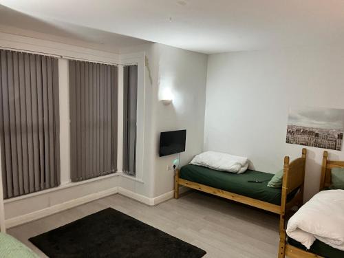 Goodmayes Apartamento | MUGHAL HOUSE GROUND FLOOR PRIVATE 2Bed APARTMENT & FREE PARKING