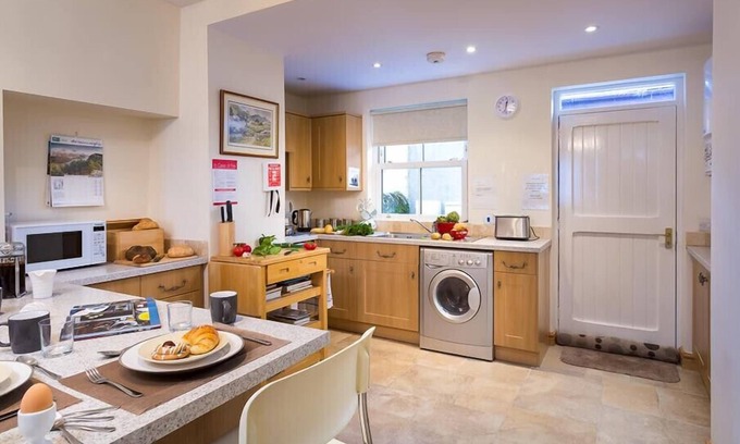 Staveley Cabaña | MULBERRY COTTAGE, pet friendly, with open fire in Kendal