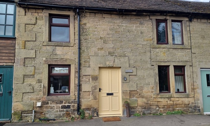 Youlgreave Cabaña | MULBERRY COTTAGE, pet friendly, with open fire in Youlgreave