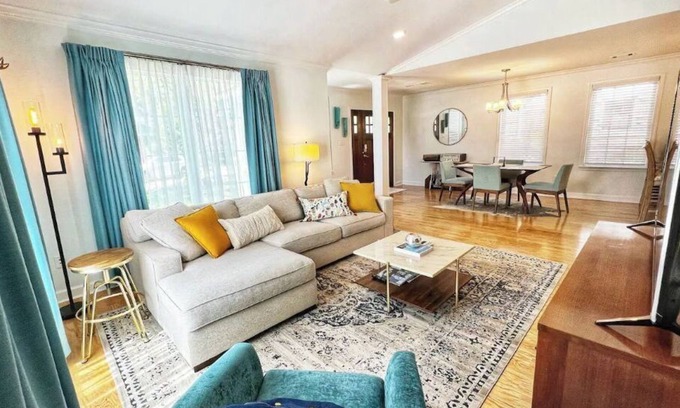 Heights Casa | MULBERRY HOUSE in the Heart of the Heights