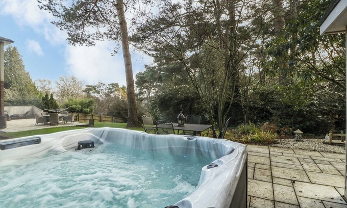 Broadstone Cabaña | MULBERRY HOUSE, pet friendly, with hot tub in Broadstone