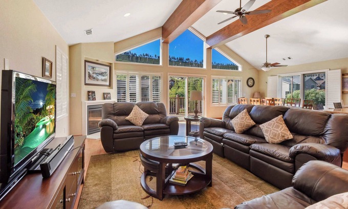Mountain View Estates Casa | Mule Meadows | Classy, Split level South Tahoe home!