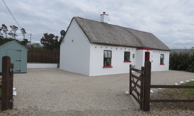 Annagry Cabaña | Mullaghduff tejado de paja en el Atlántico salvaje Camino, cerca Kincasslagh, Donegal