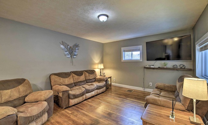 Mullens Cabina | Mullens Cabin w/ Gas Grill & Mountain Views!