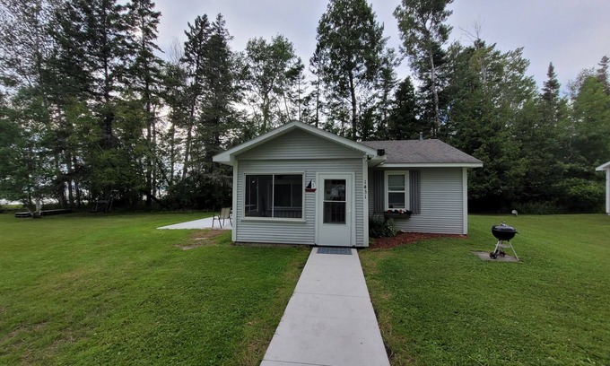 Mullett Lake Cabaña | Mullett Lake Gem 2-bedroom cottage on the water in Cheboygan with AC