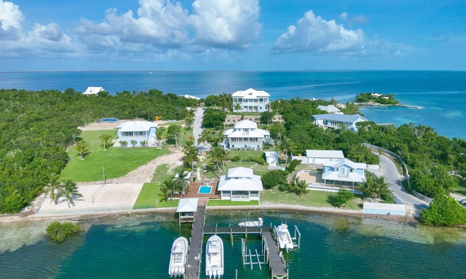 Green Turtle Cay Casa | Multi-family compound w dockage & private pool