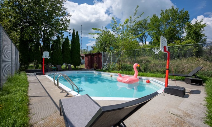 Trent Hills Complejo | Multi-Family Private Resort (Pool, Gardens, Swings, 3-Full Homes ) *Sleeps 30*