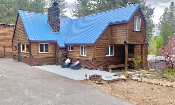 Truckee Cabina | Multi-Generation retreat! Pet friendly w/ fenced yard. 5 min to lake & trails.
