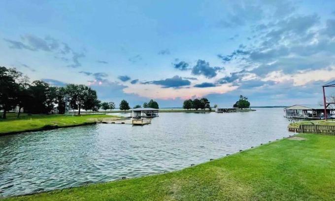 Franklin Casa | Multi-home Lakefront Retreat- kayaks, fire pit, yard games, hot tub