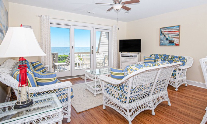 Pine Knoll Shores Condominio | Multi-Level, Oceanfront Condo in Pine Knoll Shores w/Free WiFi, Shared Pool