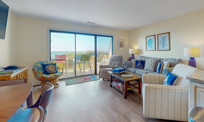 Pine Knoll Shores Condominio | Multi-level, oceanfront condo with WiFi, W/D, & community pool/tennis courts