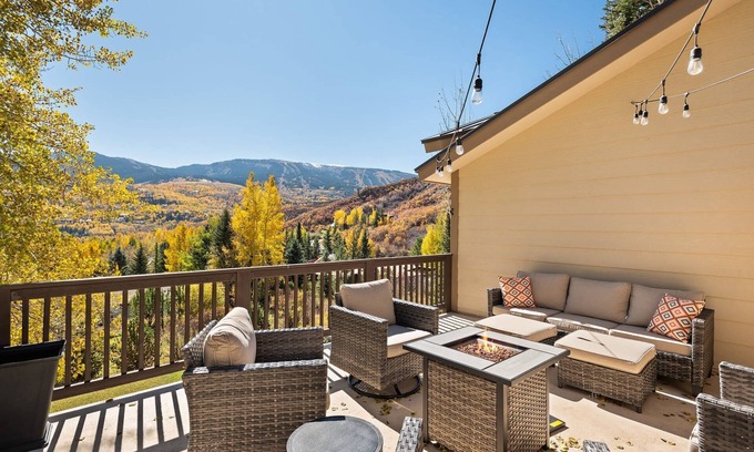 Snowmass Village Casa | Recién renovado Snowmass Home. Hermoso retiro que ofrece jacuzzi privado, sauna, balcón, vistas.