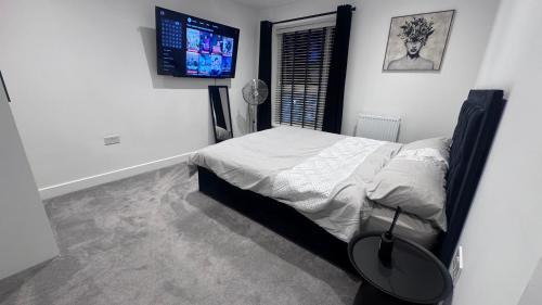 Watford Casa | Multi-Level with a View