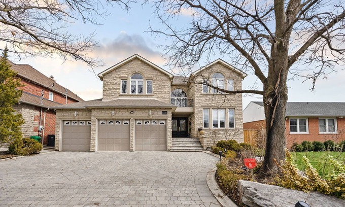 Fairview Casa | Multi-Story Luxury Home + Private Backyard