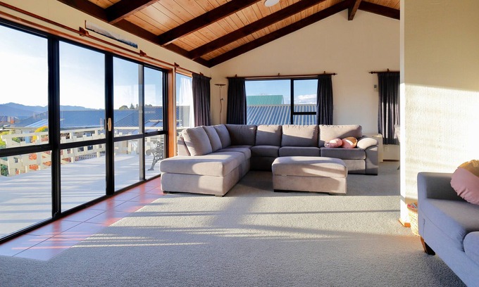 Te Anau Cabaña | Murchison Mount View - Te Anau Holiday Home