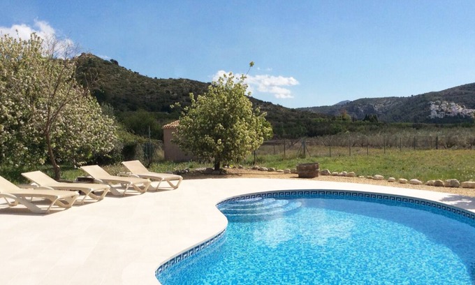 Murla Villa | Murla Casita, piscina privada de 2/3 camas, wifi y aire acondicionado, tenis de mesa y vistas a la montaña
