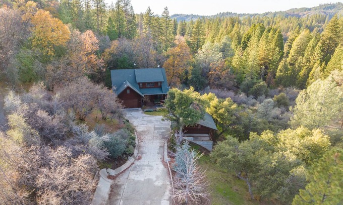 Forest Meadows Cabina | Murph Lodge- 4BR w/AC, Hot Tub, Billiards, Ping Pong and More!
