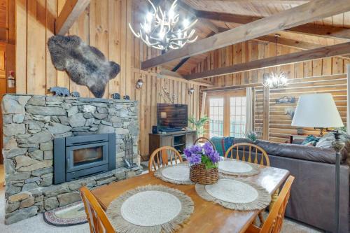 Unaka Casa | Murphy Cabin with Views Less Than 1 Mi to Hiwassee Lake!