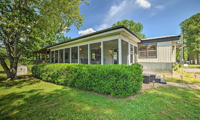 Murray Cabina | Murray Getaway w/ Deck: Near Fishing & Boating!