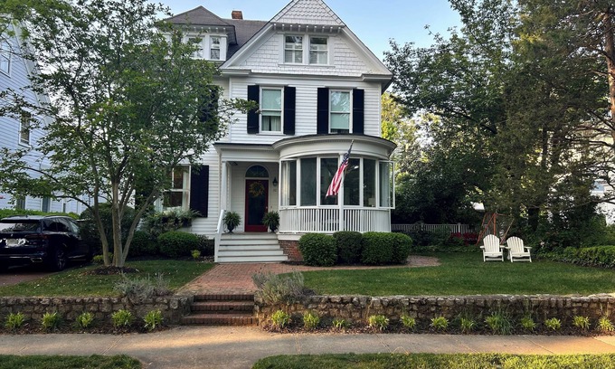 Murray Hill Casa | Murray Hill beauty with short walk to Main Street