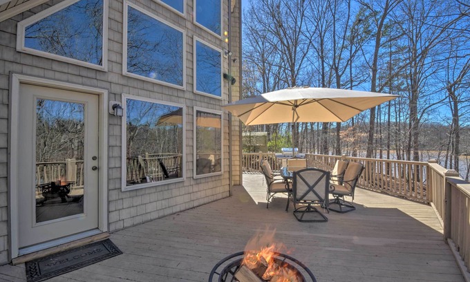 Murrayville Cabina | 3BR Murrayville Lakefront Cabin w / Boat Slip!