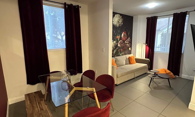 Wynwood Art District Apartamento | Red Luxe Apt 2BR/3BA - w/Games Table in Wynwood!