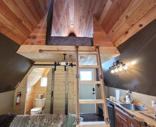 Brew Bay Chalet De Esquí | Mushroom theme cabin on 33 Acre Farm