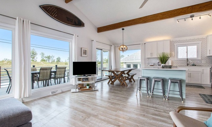 Bluffton Casa | Muskegon Beach House Oasis With Pool!