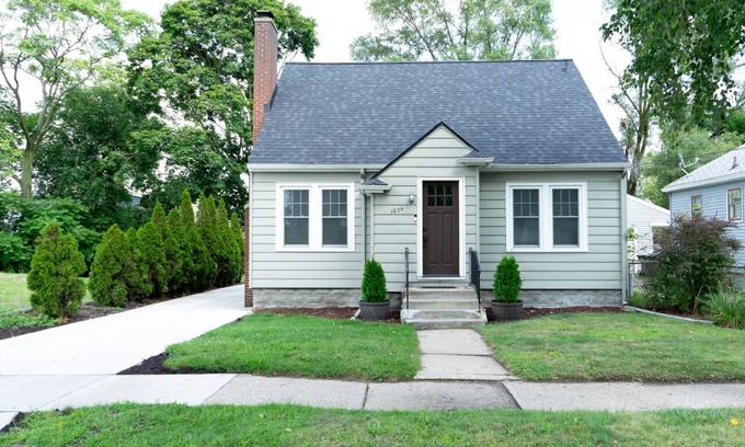 Nims Casa | Muskegon Michigan Cozy Cottage 5 Min to Downtown 10 Min to beach