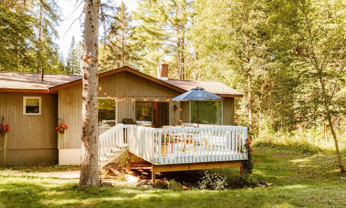 Huntsville Cabaña | Muskoka cottage in the forest, close to the river. Lots of privacy.