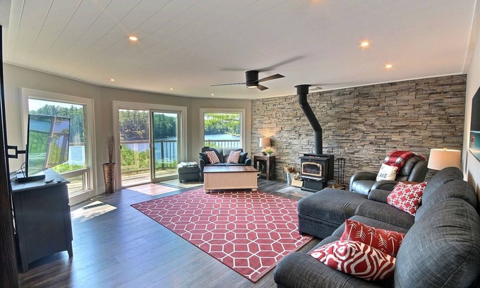 Bala Cabaña | Muskoka Cottage on the Moon River