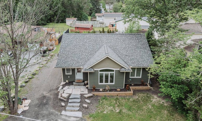 Huntsville Cabaña | Muskoka cottage with pool