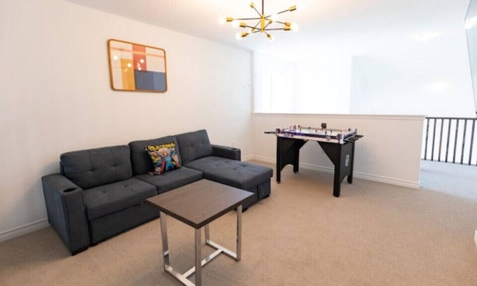 Bracebridge Casa | Muskoka Escape: Modern 3B/3B+Office,Kitchen&Games!