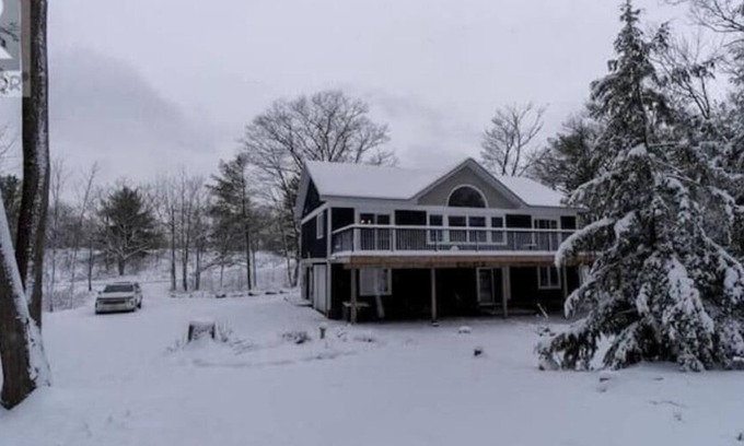 Muskoka Lakes Casa | Muskoka Gem on 5 Acres of Enchanted Forest w/Panoramic Sauna!